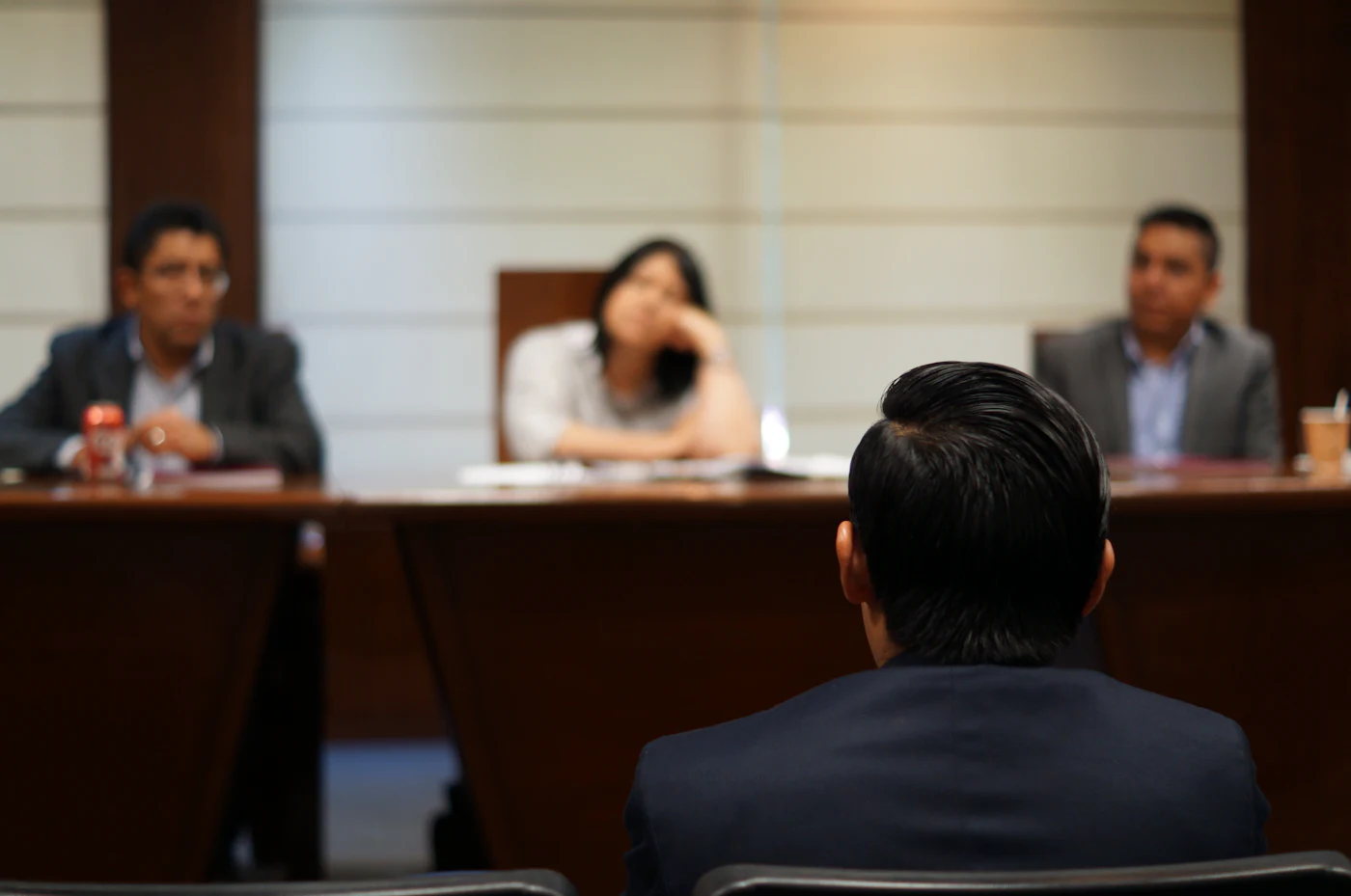 Rapat panel di ruang pertemuan